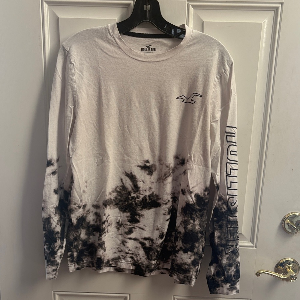 Hollister Men's Black and White Long Sleeve Tee